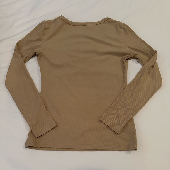 Unknown brand, size M, light tan ribbed long sleeve stretch tshirt - Picture 2 of 4